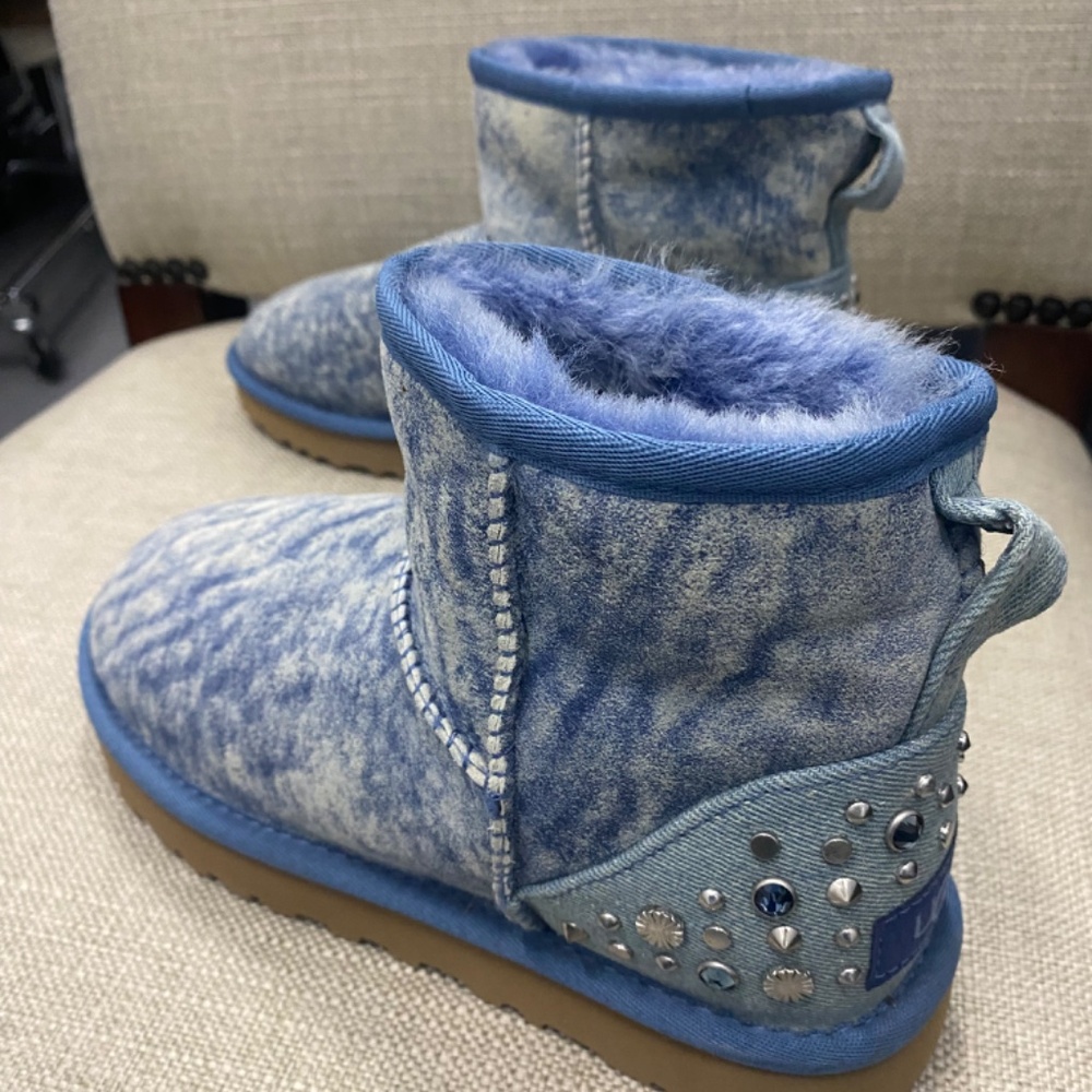 UGG. 6 .. NWT